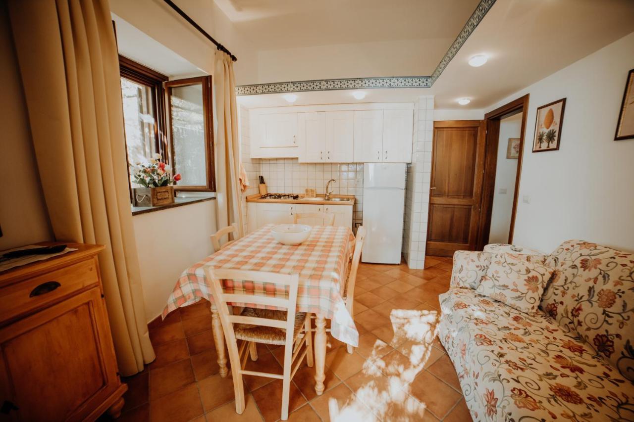 カプリオーリ Residenza Golfo Degli Uliviアパートホテル エクステリア 写真