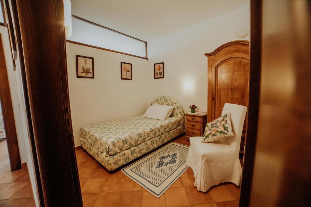 カプリオーリ Residenza Golfo Degli Uliviアパートホテル エクステリア 写真