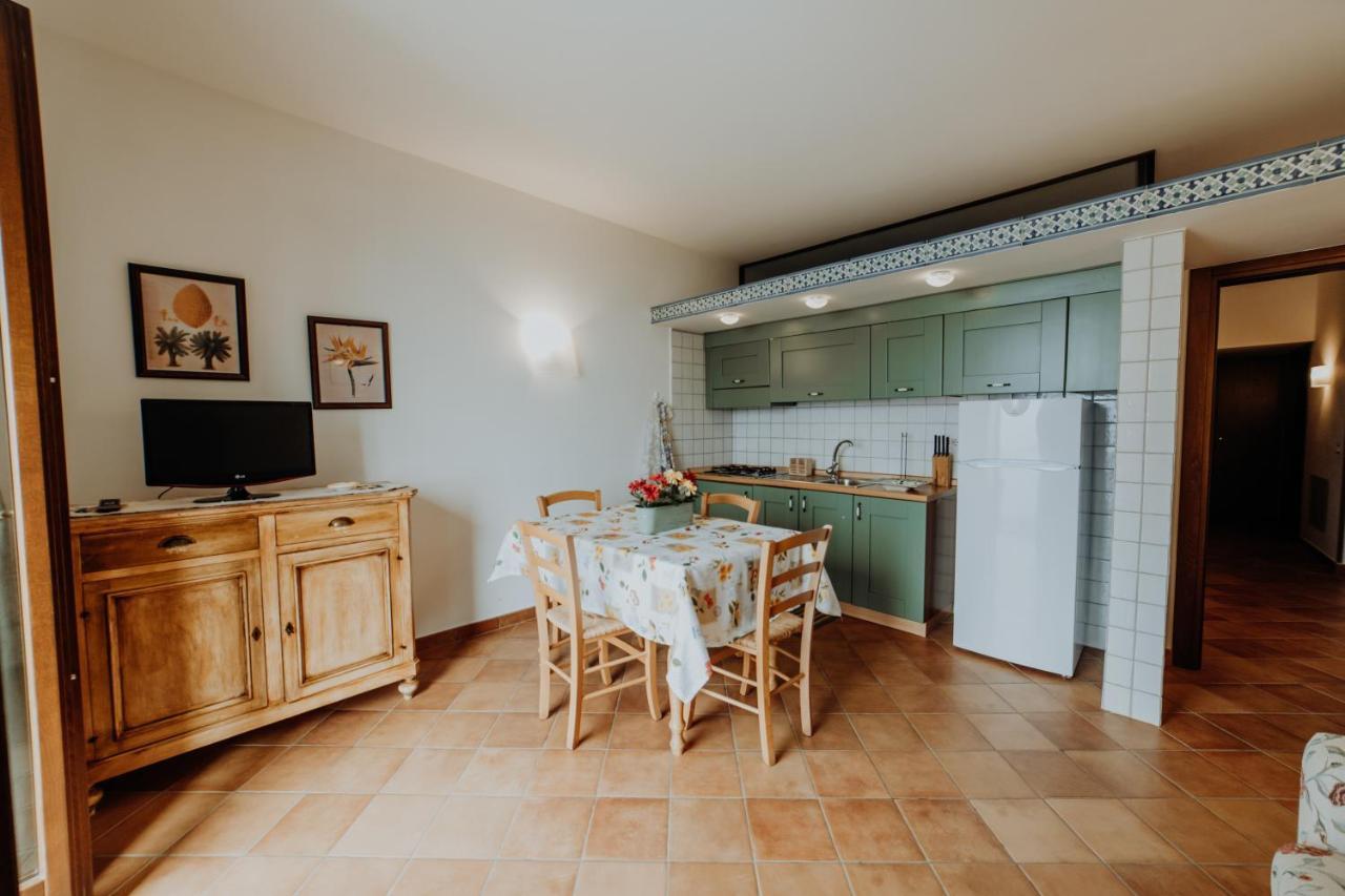 カプリオーリ Residenza Golfo Degli Uliviアパートホテル エクステリア 写真