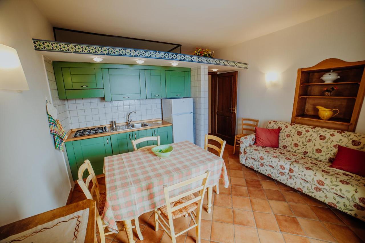 カプリオーリ Residenza Golfo Degli Uliviアパートホテル エクステリア 写真
