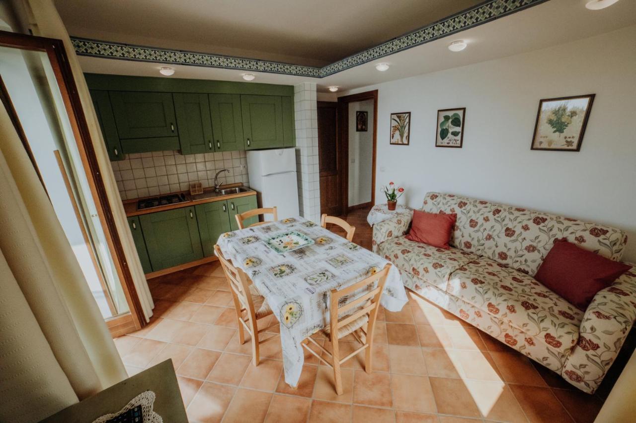 カプリオーリ Residenza Golfo Degli Uliviアパートホテル エクステリア 写真