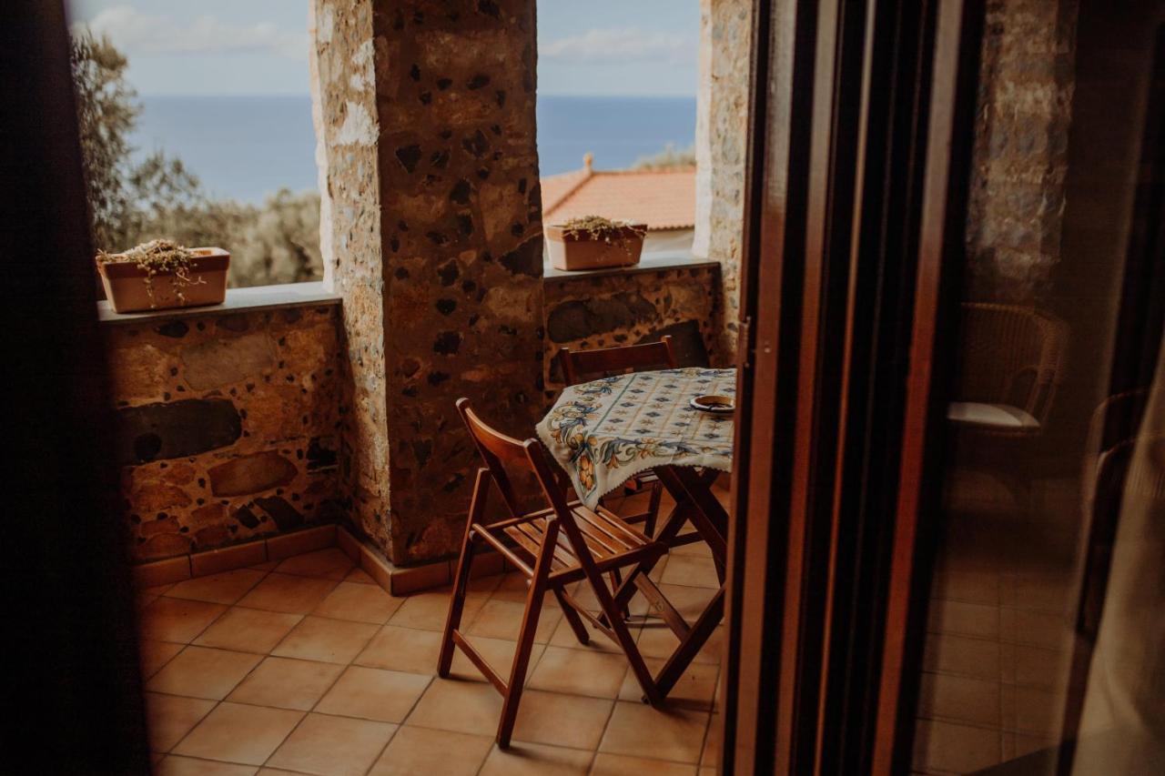 カプリオーリ Residenza Golfo Degli Uliviアパートホテル エクステリア 写真