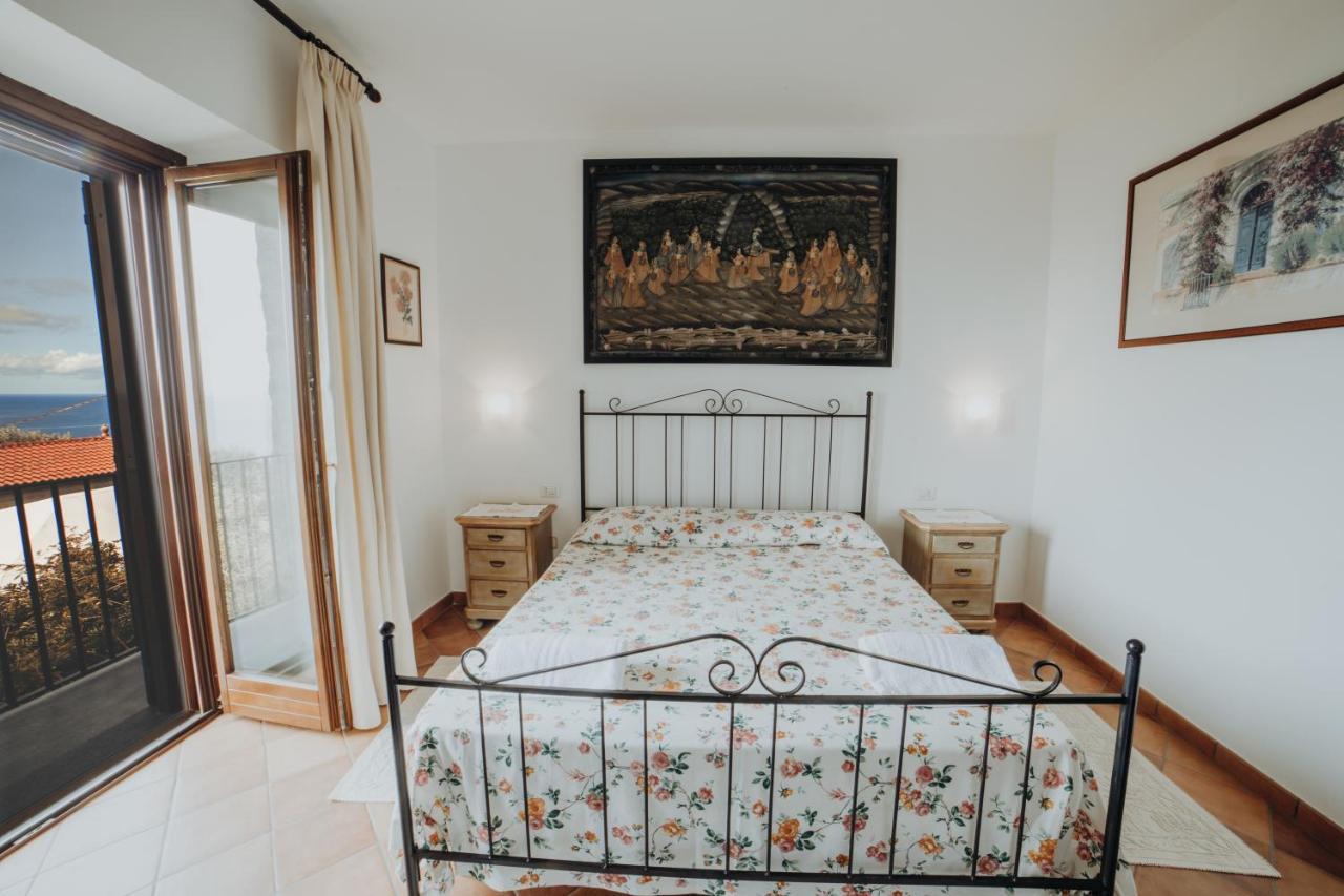 カプリオーリ Residenza Golfo Degli Uliviアパートホテル エクステリア 写真