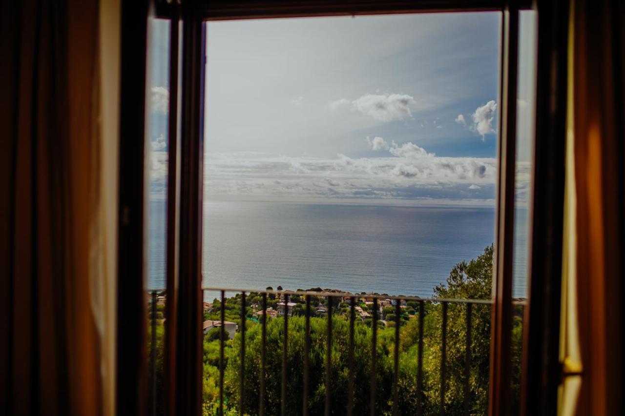 カプリオーリ Residenza Golfo Degli Uliviアパートホテル エクステリア 写真