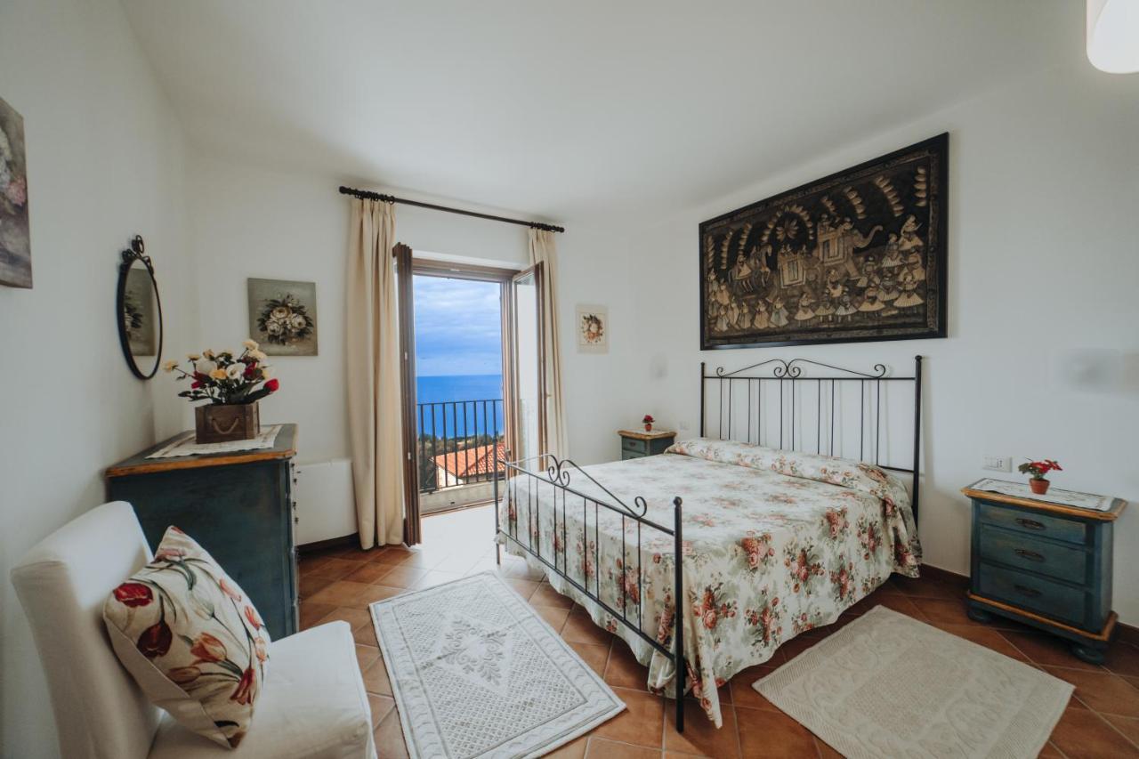 カプリオーリ Residenza Golfo Degli Uliviアパートホテル エクステリア 写真