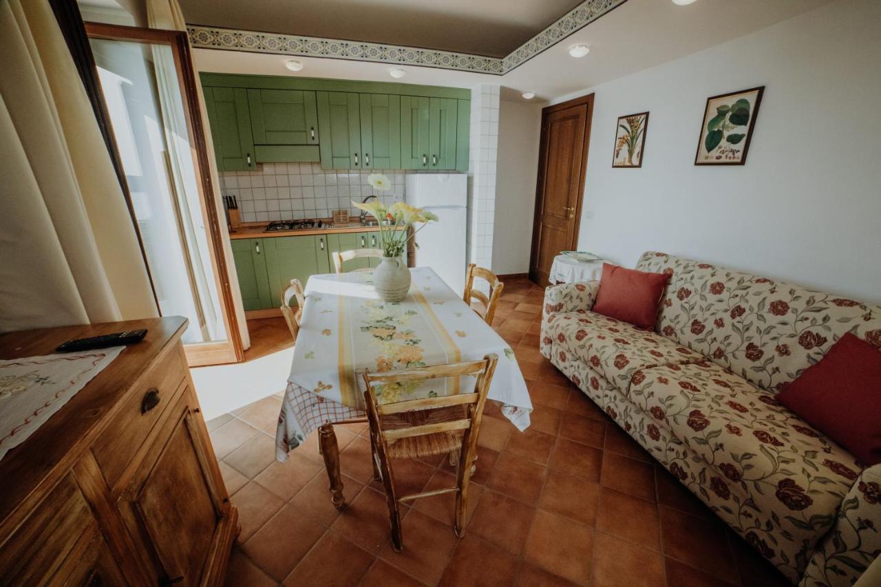 カプリオーリ Residenza Golfo Degli Uliviアパートホテル エクステリア 写真