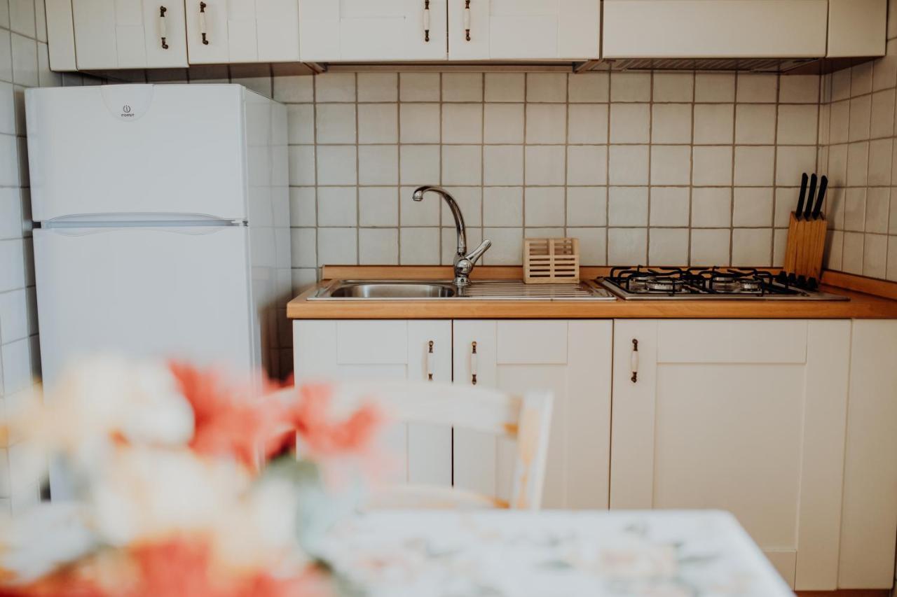カプリオーリ Residenza Golfo Degli Uliviアパートホテル エクステリア 写真