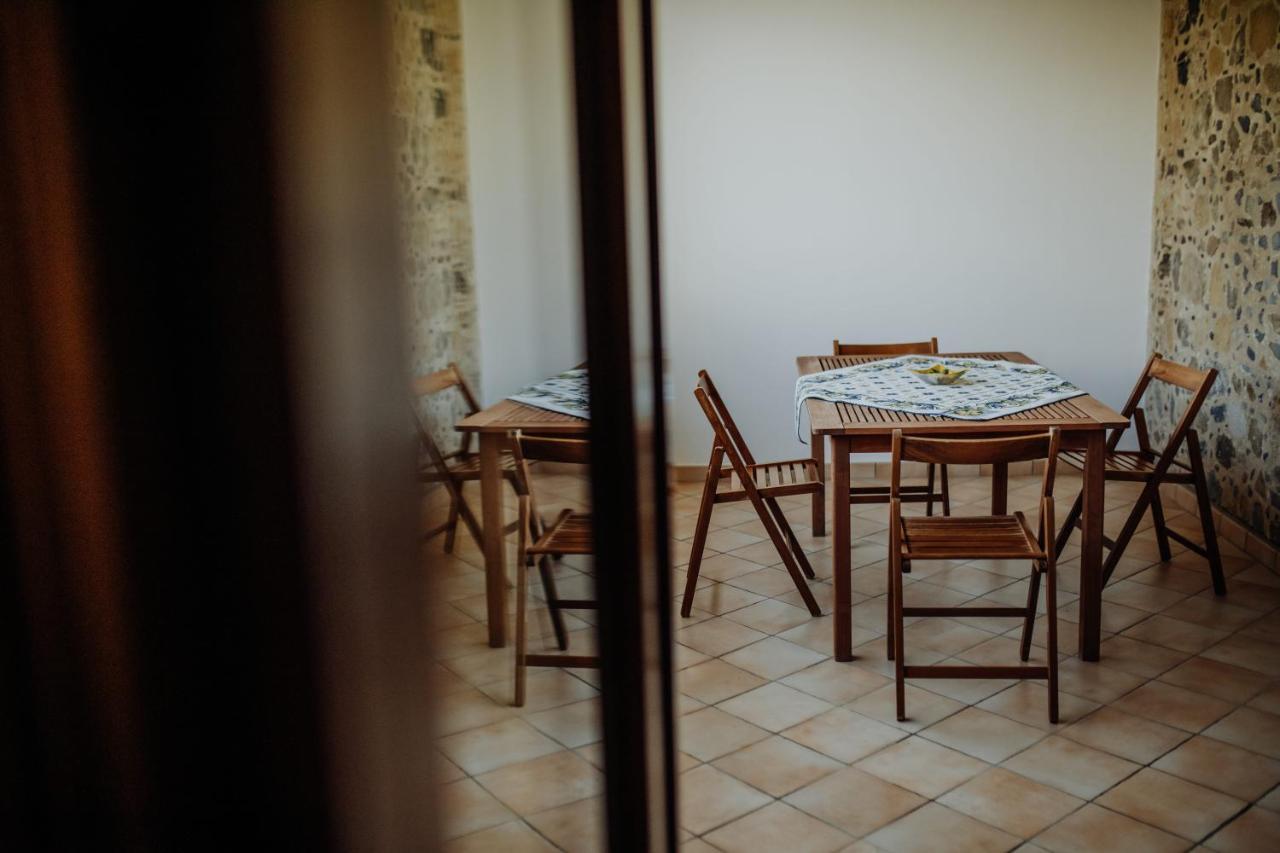 カプリオーリ Residenza Golfo Degli Uliviアパートホテル エクステリア 写真