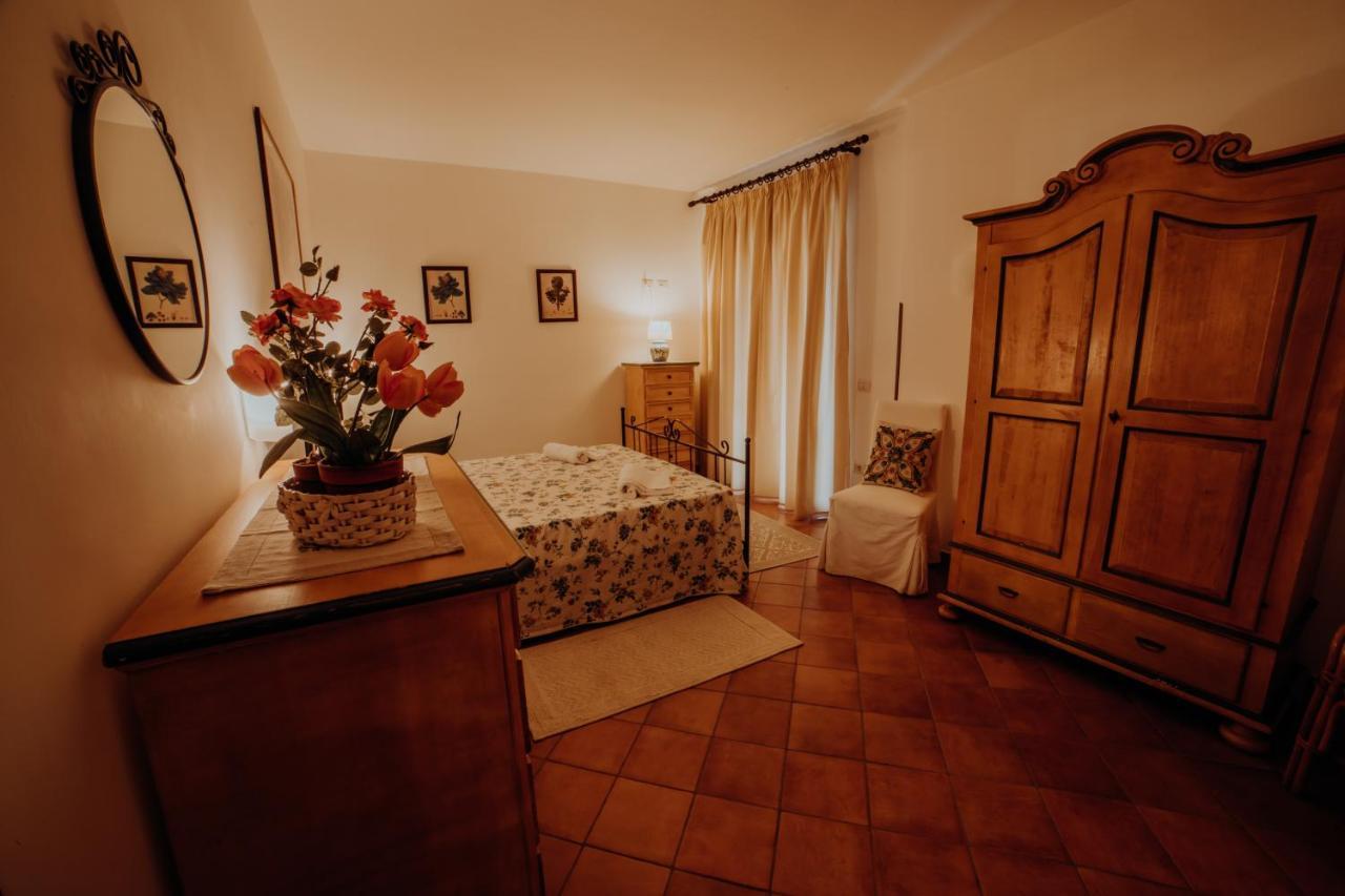 カプリオーリ Residenza Golfo Degli Uliviアパートホテル エクステリア 写真
