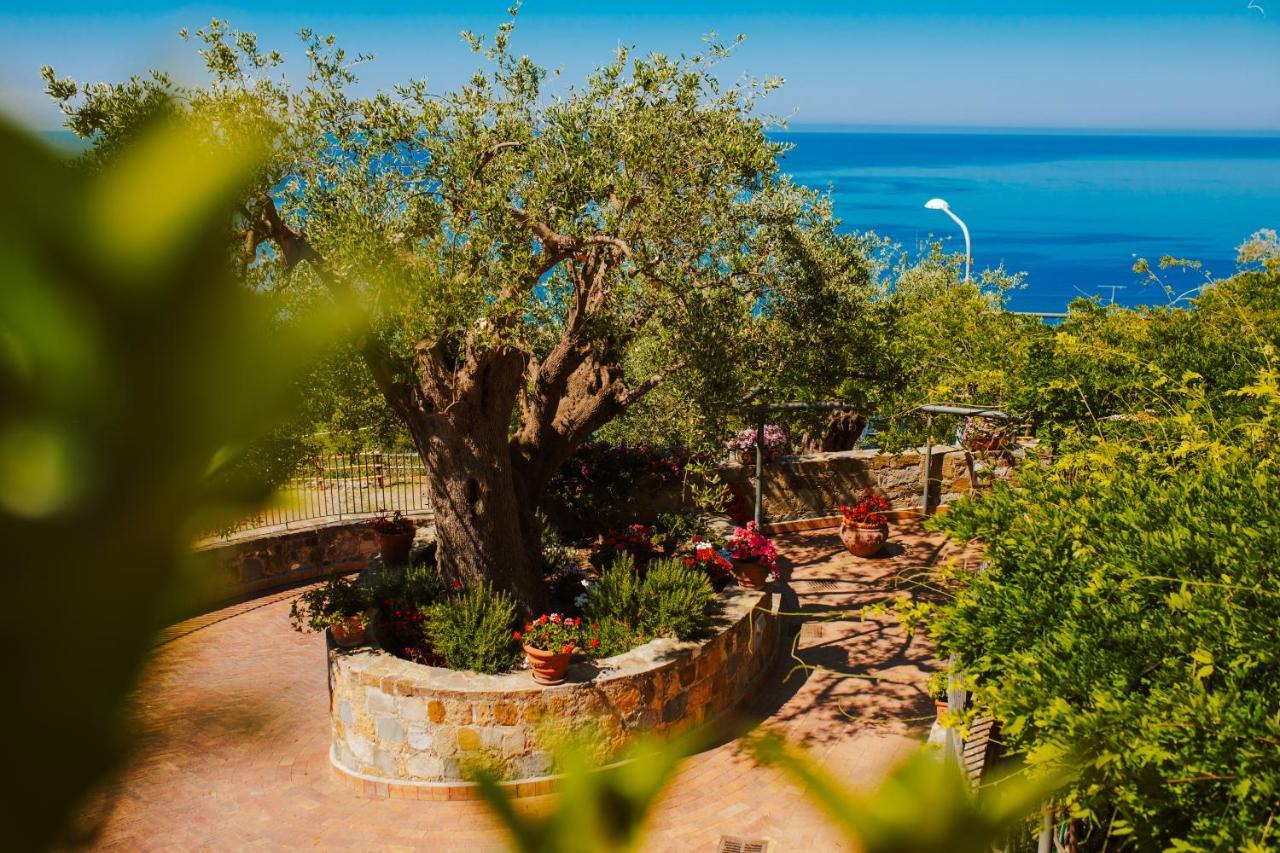 カプリオーリ Residenza Golfo Degli Uliviアパートホテル エクステリア 写真